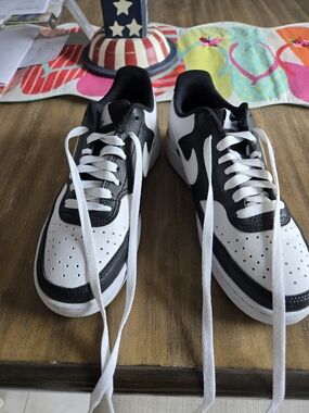 Nike Women's Black and White Low-Top Sneakers